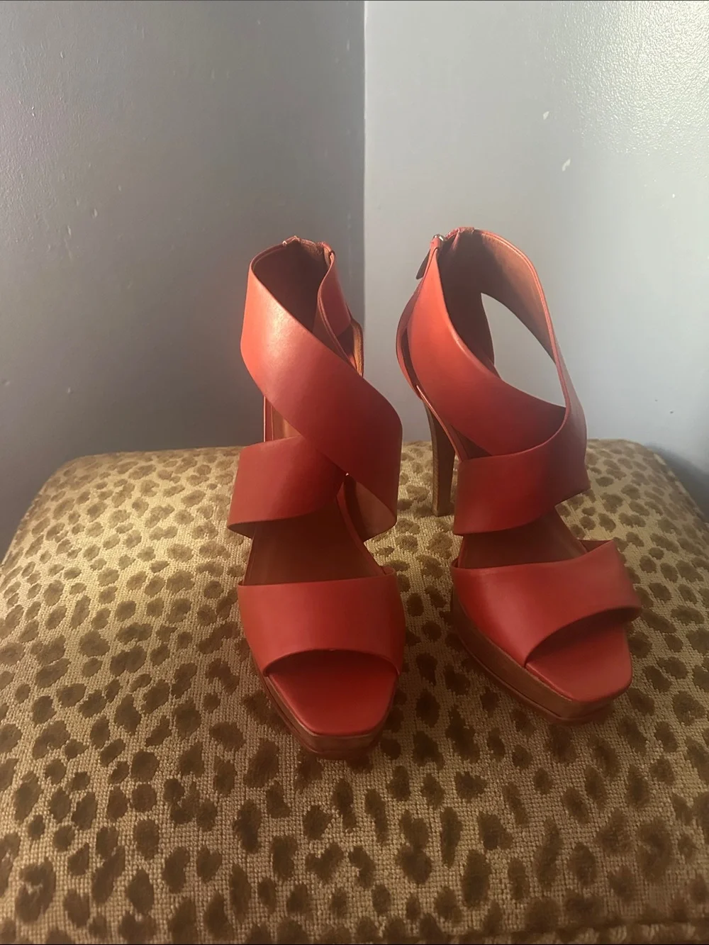 Pour La Victoire Tifara red-orange crisscross platform sandals New 9
